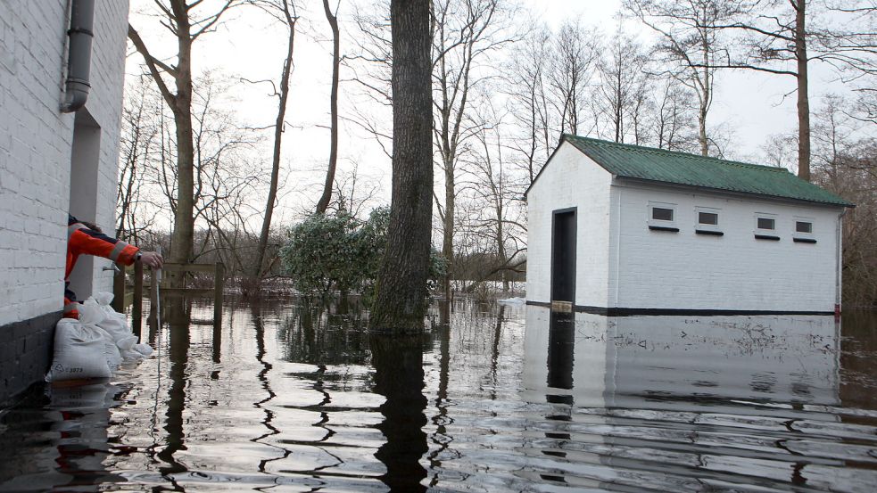 Land unter im Januar 2012, große Teile des Freibad-Areals standen unter Wasser. Archivbild: Cordsen