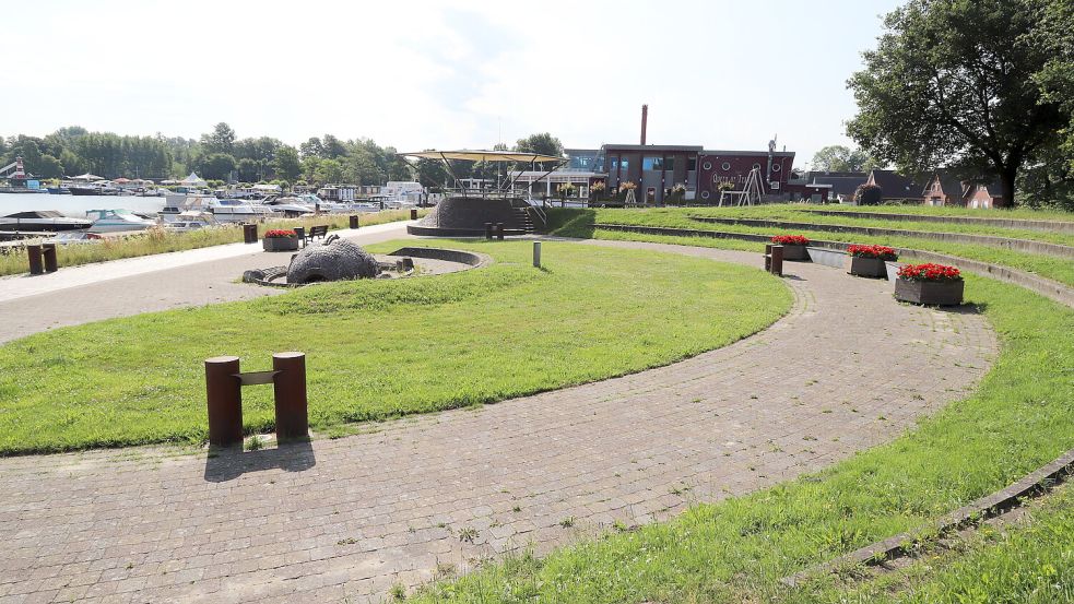 Auf dieser Fläche zwischen dem jetzigen Wohnmobilstellplatz und dem Restaurant Queen of Texas (Hintergrund) soll das Hotel errichtet werden. Foto: Hans Passmann