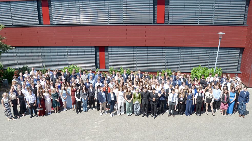 Schüler der neunten und zehnten Klassen wurden an der IGS Moormerland feierlich entlassen. Viele von ihnen bleiben auch danach noch an der Schule. Foto: privat