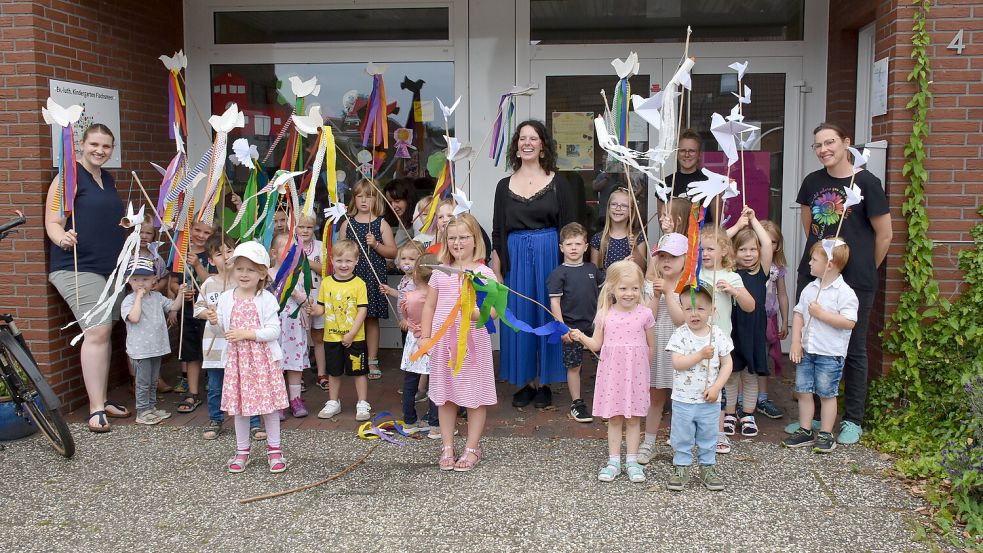 Beim Evangelisch-lutherischen Kindergarten Flachsmeer wurde die neue Pastorin Tabea Frinzel (Mitte) von Kindern und Eltern begrüßt. Foto: Kirchengemeinde Flachsmeer