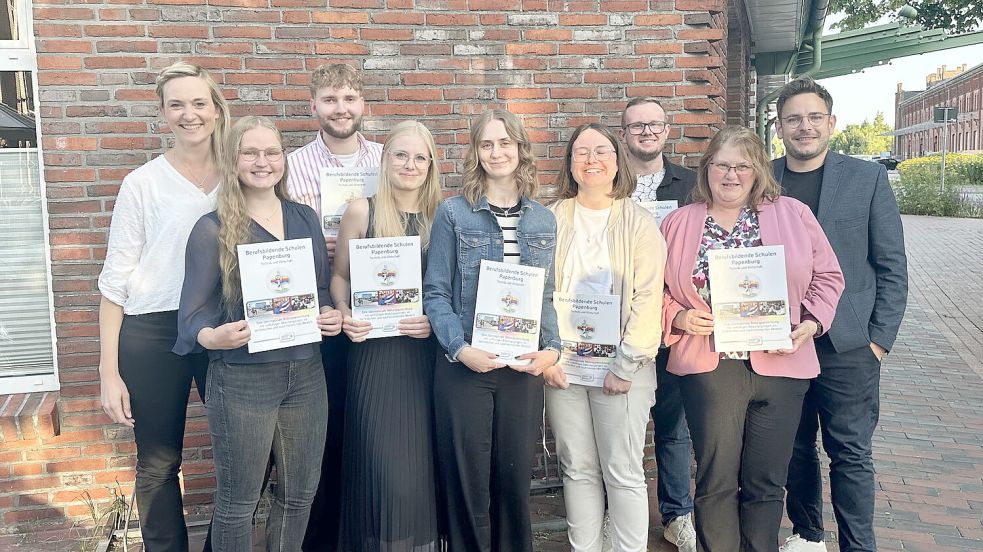 Das Foto zeigt die Prüflinge mit den Schulvertretern Katharina Albers und Florian Kalmutzke. Foto: Katharina Albers