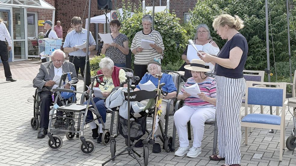 Das „Singen mit Sybille“ bereitete den Gästen viel Freude. Foto: privat