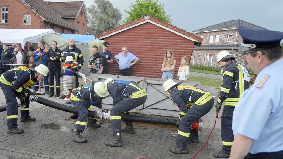 Eine Übung für den Wettkampf ist das richtige Kuppeln der Schläuche. Archivfoto: Weers