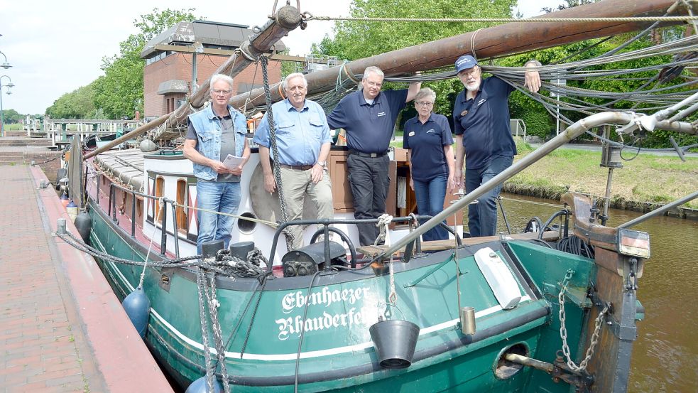 In Rhauderfehn werden neue Gästeführungen angeboten. Das Foto zeigt (von links) Helwig Weber und Wilhelm Roßbach, die Vorsitzenden des Fördervereins Tourismus Rhauderfehn mit Torsten Laupichler und Gunda und Eckhard Schulte von der Schiffergilde Rhauderfehn an Bord der Tjalk Ebenhaezer. Sie gehören zu den Initiatoren. Archivfoto: Astrid Fertig