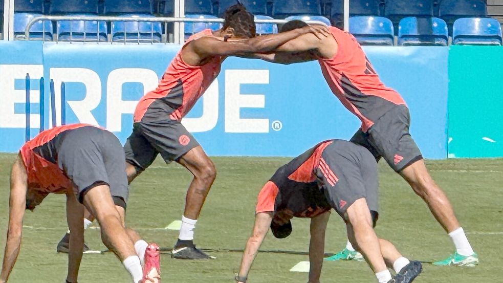 Vorbereitung auf PSG: Jamal Musiala (rechts stehend) bei einer Trainingsübung mit Offensiv-Kollege Michael Olise. Foto: Klaus Bergmann/dpa