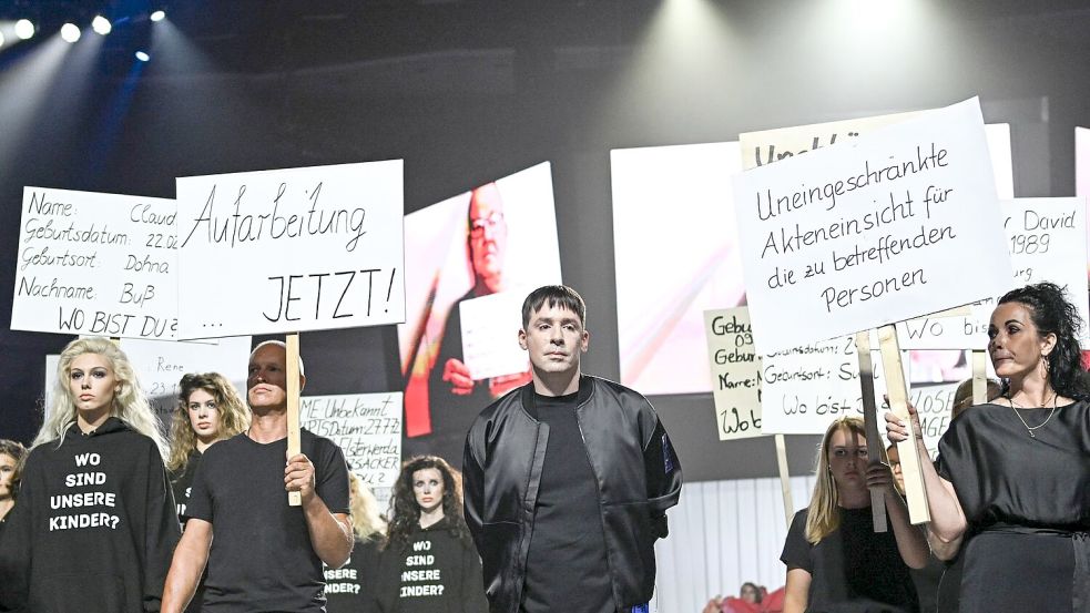 Die Show zu Kilian Kerners neuer Kollektion sieht teils aus wie eine Demonstration. Foto: Jens Kalaene/dpa