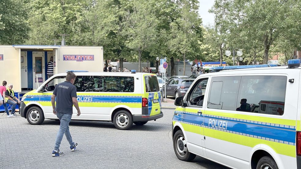 Auch die Polizei ist vor Ort. Foto: Klaus Ortgies