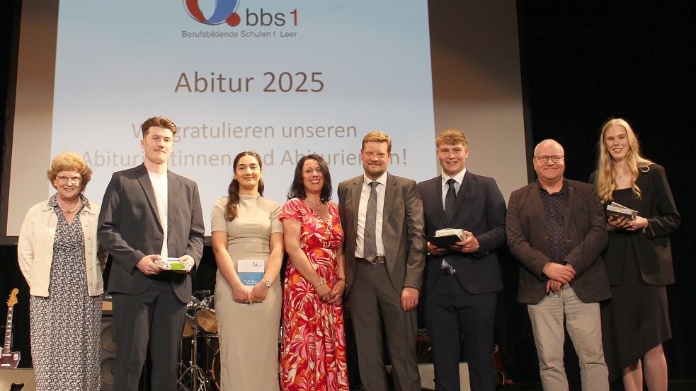 Das Foto zeigt die Jahrgangsbesten mit ihren Tutorinnen und Tutoren (von links): Tutorin Christine Thies mit Maximilian Boos, Hülya Babac mit Tutorin Sandra Lücht, Tutor Hendrik Banneke mit Mattis Holzenkämpfer, Tutor Holger Kröning mit Jule Meinders. Foto: privat