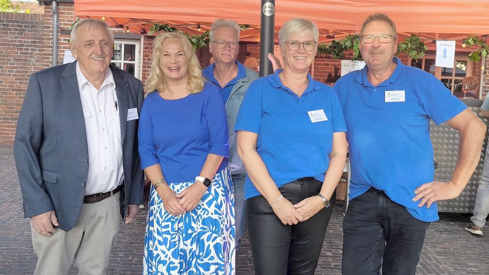 Die Mitglieder des Fördervereins für Tourismus Rhauderfehn und des Heimatvereins Overledingerland, die das Sommerfest im Museumsgarten veranstalteten (von links) Wilhelm Roßbach, Jutta Kramer, Helwig Weber, Marion de Buhr und Horst Meyer, freuten sich über die große Resonanz. Foto: Daniel Grüneke