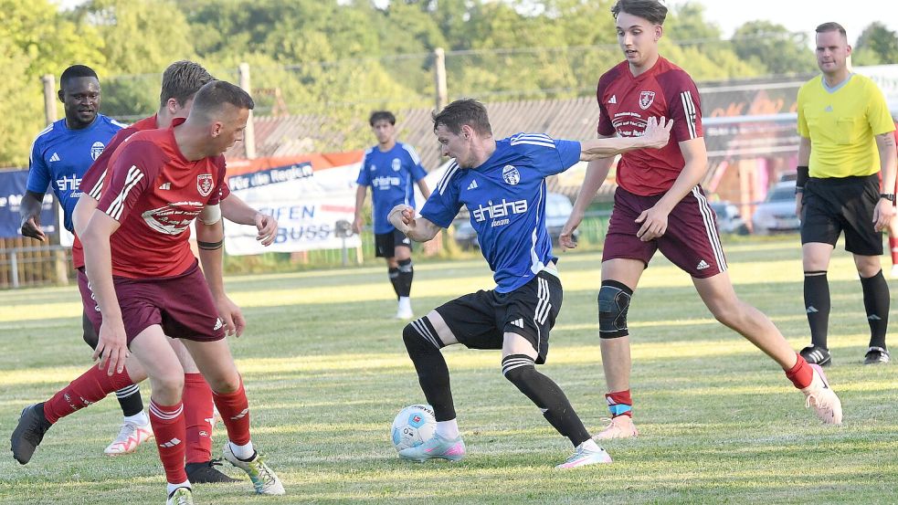 Viktor Martian (SG Collinghorst-Rajen) setzt sich hier gegen drei TuRaner durch und überragte zum Auftakt des Fehn-Pokals als Vorbereiter und Vollstrecker. Fotos: Hans Damm
