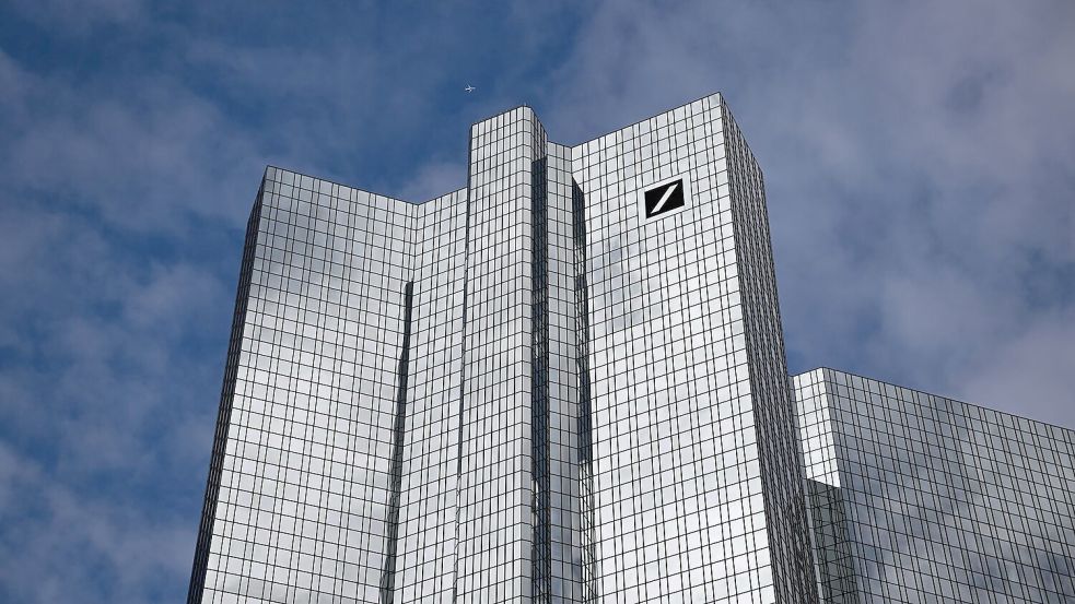 Ex-Investmentbanker fordert rund 152 Millionen von Deutscher Bank (Archivbild) Foto: Arne Dedert/dpa