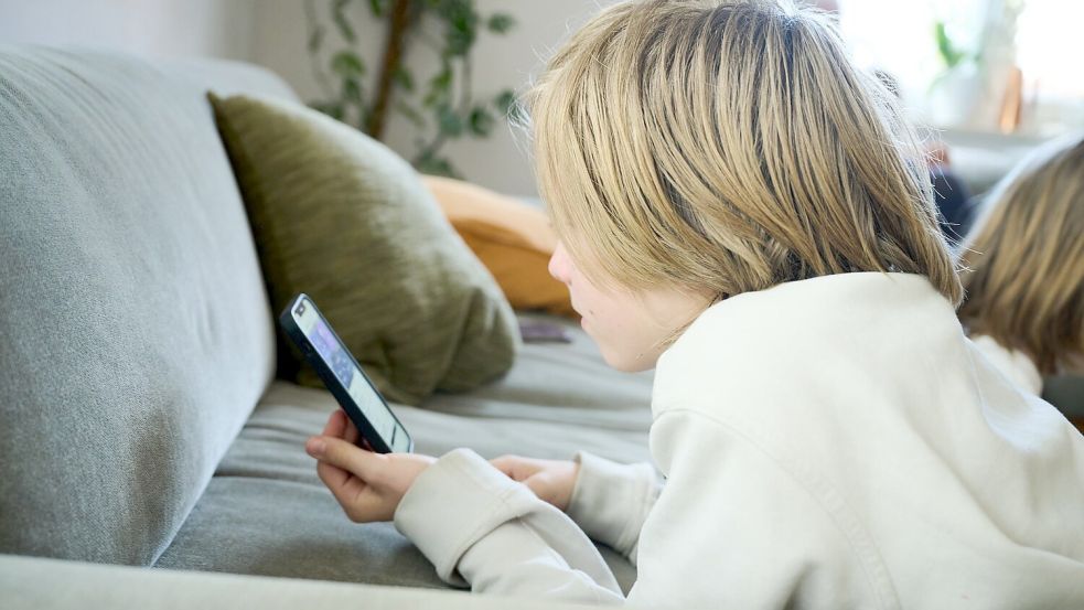 Braucht es zum Kinder- und Jugendschutz strengere Regeln für den Umgang mit sozialen Medien? Dänemark will diese Frage in den nächsten Monaten auf EU-Ebene thematisieren. (Illustration) Foto: Annette Riedl/dpa