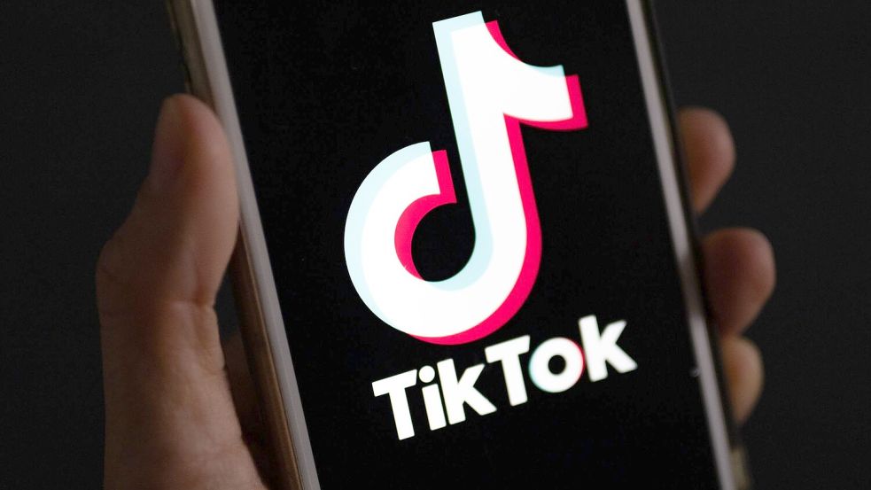 Bald erst ab 16 Jahren? Tiktok gehört zu den sozialen Netzwerken, um die es in der Debatte geht. (Archivbild) Foto: Monika Skolimowska/dpa