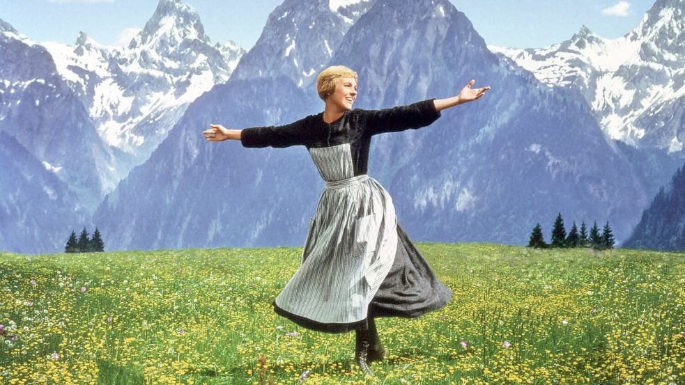 Die berühmte Szene aus „The Sound of Music“ („Meine Lieder, meine Träume“) mit Julie Andrews auf einer Alpenwiese. Foto: -/Disney+/dpa