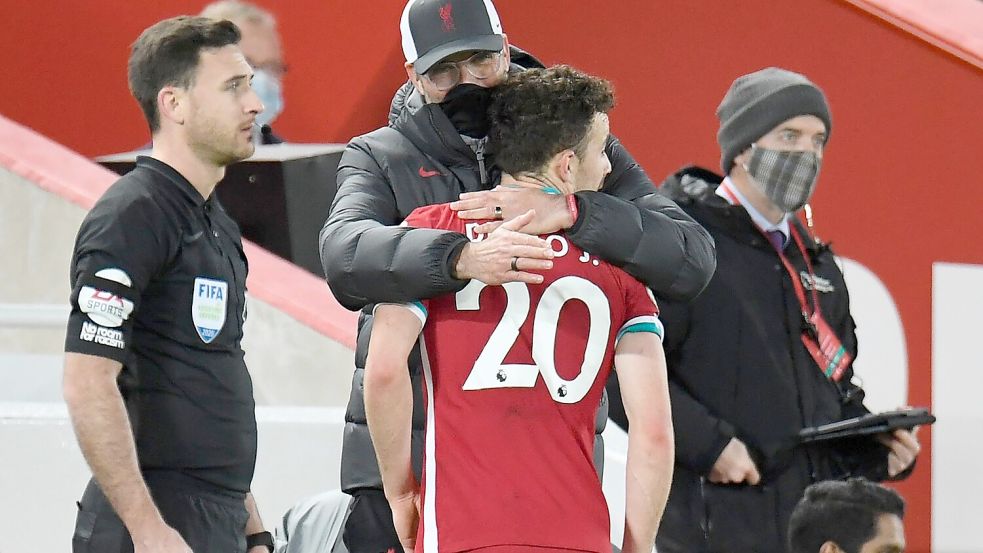 Jürgen Klopp ist zutiefst bestürzt über den Unfalltod seines früheren Schützlings. Foto: Peter Powell/Pool EPA/AP/dpa
