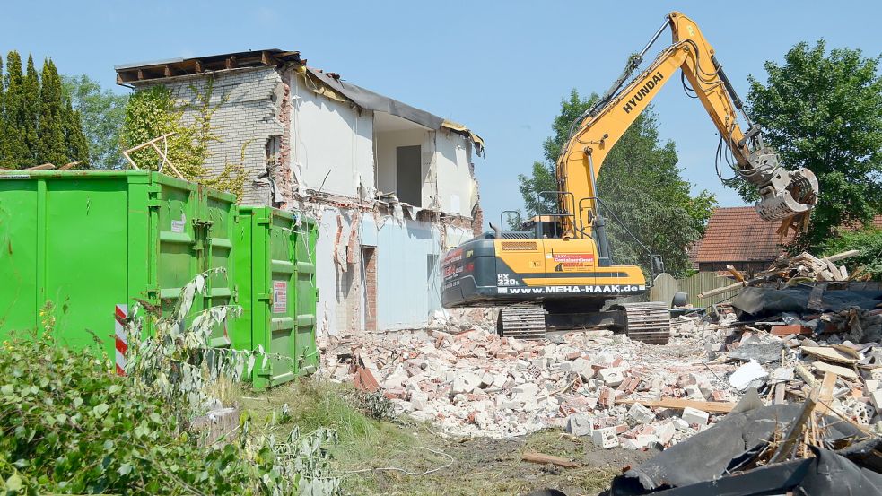 Am Mittwochnachmittag hatten Mitarbeiter der Böseler Firma Entkernung Jakub GmbH bereits das halbe Haus abgerissen. Foto: Astrid Fertig