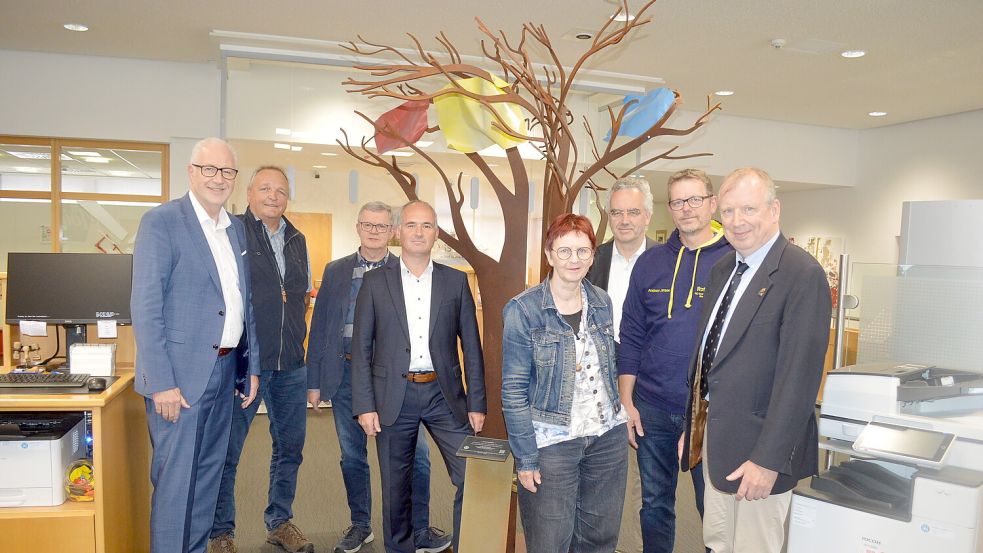 Eine 2,50 Meter hohe Skulptur kann seit einiger Zeit in der Empfangshalle der Raiffeisenbank Flachsmeer bewundert werden. Das Foto zeigt (von links) Christoph Hoek, Vorstandsvorsitzender der Raiba Flachsmeer, Thomas Weichers und Peter Detmers (beide Rotary Club), Matthias Beekmann, Vorstand der Raiba Flachsmeer, sowie Christine Weisheit, Andreas Damke, Andreas Jansen und Jan-Peter Schubert (alle Rotary Club). Foto: Holger Weers