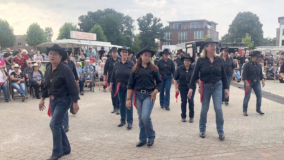 Im vergangenen Jahr zeigten die „Burning Boots“ aus Papenburg auf dem Country-Fest in Rhauderfehn Linedance. Foto: privat