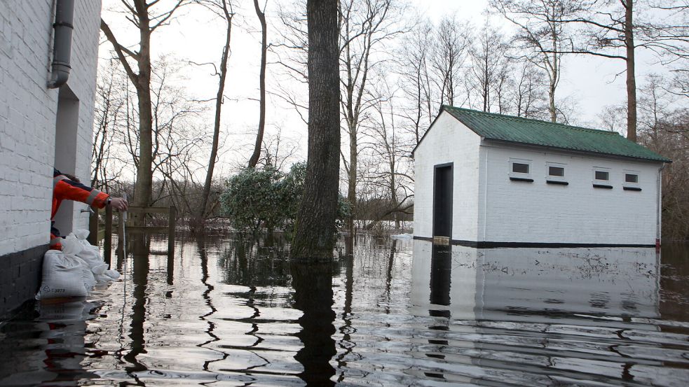 Land unter im Januar 2012, große Teile des Freibad-Areals standen unter Wasser. Archivbild: Ole Cordsen