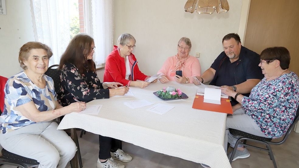 Die ehrenamtlichen Familienpaten aus dem Saterland organisieren mit viel Erfolg die Schulmaterialkammer (v.li.): Marianne Fugel, Elsbeth Kempe, Marina Meyer, Marianne Mödden, Eckehard Drees, Heidi Schröder. Es fehlen Waltraud Vohlken und Maria Schlangen. Foto: Hans Passmann