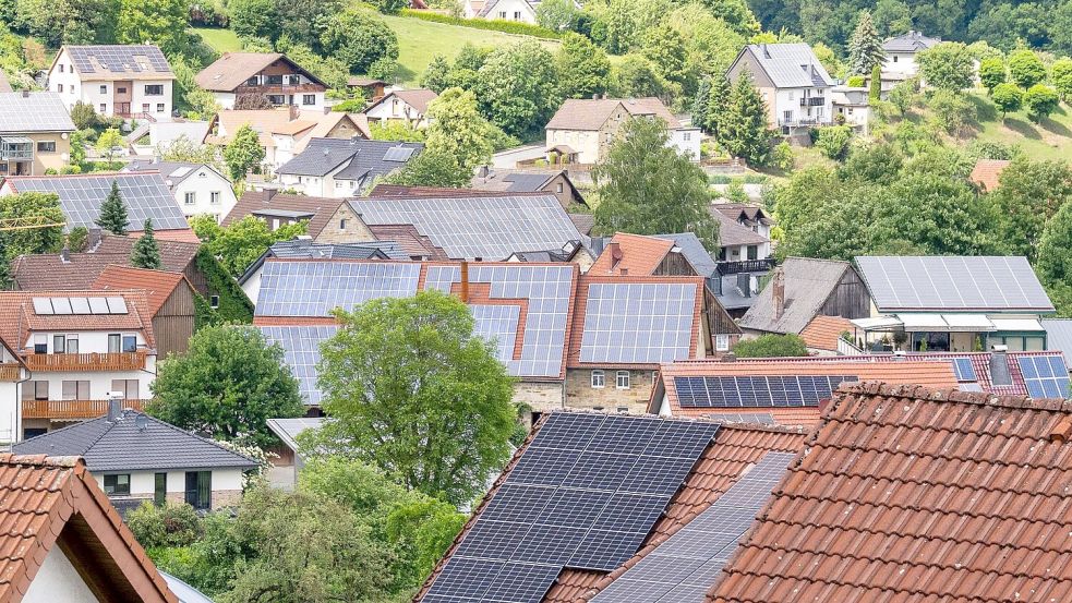 Solaranlagen auf Dächern, Gebäuden und an Fassaden machen den Großteil der installierten Leistung aus. (Archivbild) Foto: David Inderlied/dpa