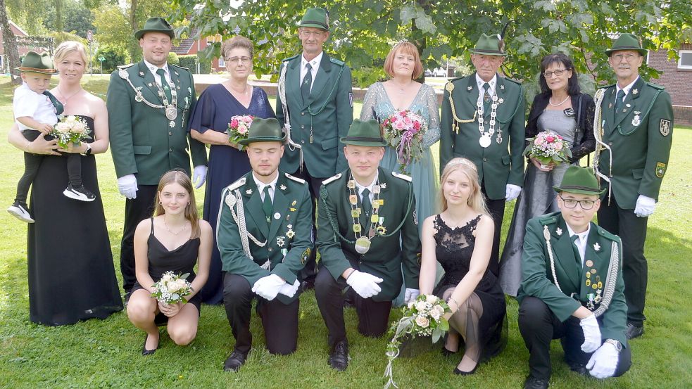 Auf dem Foto sind folgende Personen zu sehen: (obere Reihe, von links) Tom Fiete Thomßen, Martina Thomßen, Thomas Plaisier, Berna Nievenhuitzen, Manfred Nievenhuitzen, Petra Horst, Martin Horst, Amanda Plenter, Uwe Wolter und (untere Reihe, von links) Marie Leenders, Lasse Reents, Dorian Reents, Annika Tebben und Luis Heyen. Foto: Klaus de Boer