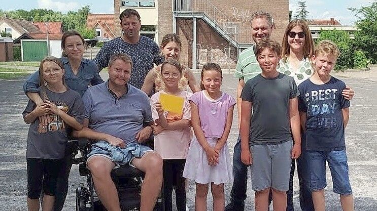 Das Foto zeigt das Siegerteam (untere Reihe, von links): Hannah Platt, Jürgen Platt, Mia Platt, Jantje Reemts, Tim Reemts, Malte Ortmann; (obere Reihe, von links) Melanie Platt, Thomas Reemts, Mareike Reemts, Andreas und Petra Ortmann. Foto: Heike Hessenius