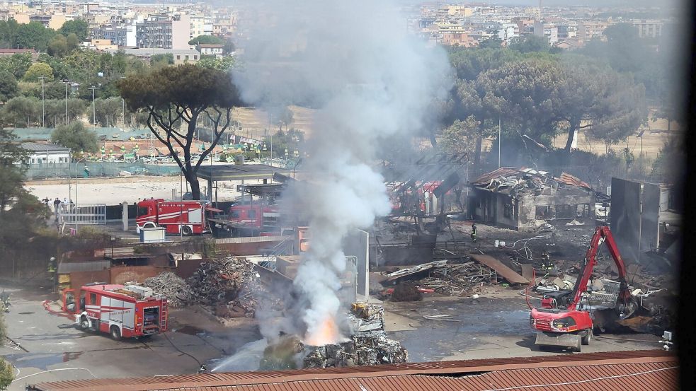 Neben der Tankstelle befindet sich ein Sportzentrum mit einem Tennisplatz, das durch die Explosion schwer beschädigt wurde. Foto: Marco Iacobucci/IPA via ZUMA Press/dpa