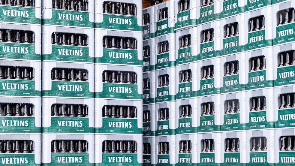 Die Großbrauerei Veltins steigert ihren Absatz entgegen dem schrumpfenden Branchentrend. (Archivbild) Foto: David Inderlied/dpa