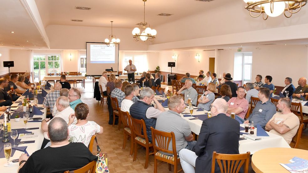 Gespannt verfolgten die Zuschauer den Vortrag von Joachim Wenke von der Scan This GmbH. Foto: Gemeinde Westoverledingen
