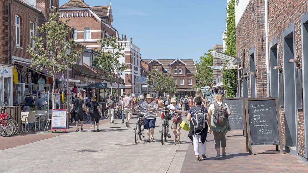 Touristen lieben die Hauptstraße von Langeoog mit den vielen Geschäften und der Gastronomie. Im Einzelhandel, im Tourismus und in der Lebensmittelbranche drohen nun drastische Veränderungen. Foto: Imago/Archiv/Jochen Tack