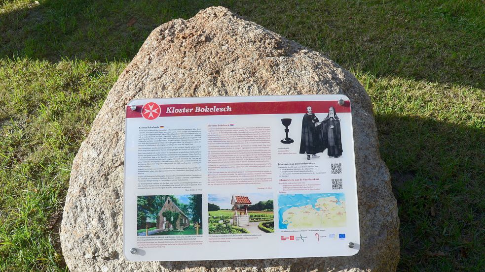 Die Info-Tafel zur Geschichte des Klosters in Bokelesch ist die erste, die etabliert wurde. Sie ist auf einem Findling angebracht, der zwischen der Klosterkapelle, dem Info-Zentrum und dem Parkplatz in Bokelesch liegt.