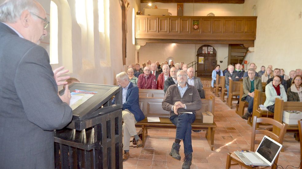 Armin Gallinat (am Rednerpult), stellvertretender Geschäftsführer des Zweckverbands Ems-Dollart-Region, sprach ein Grußwort zur Eröffnung des Projekts "Johanniter an der Nordseeküste" am Freitag in der Klosterkapelle St. Antonius Eremit in Bokelesch. Fotos: Fertig