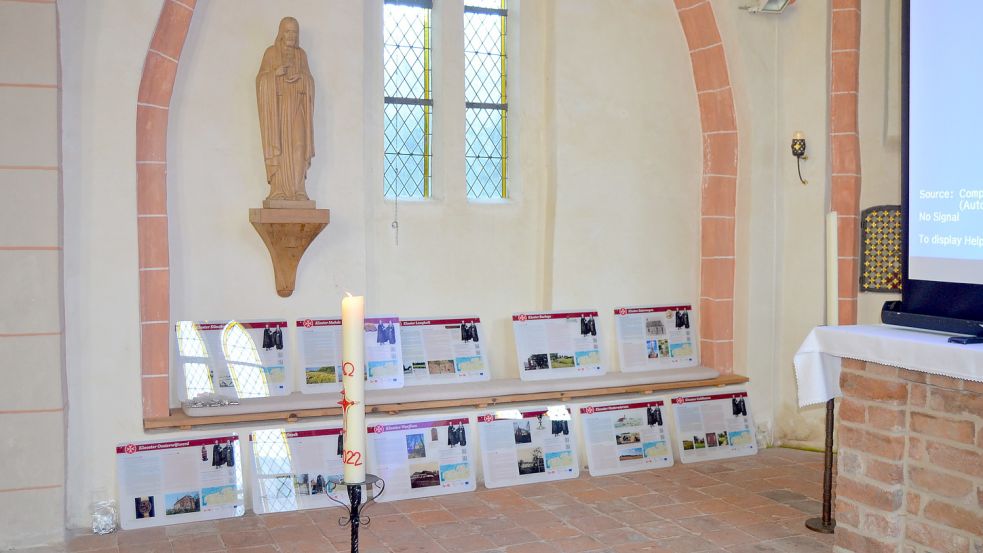Die Tafeln für die übrigen 26 Standorte, an denen sich im Mittelalter entlang der friesischen Nordseeküste Johanniter-Kommenden befanden, waren zur Projekteröffnung im Altarraum der Kapelle in Bokelesch aufgestellt. Sie wurden an Vertreter der jeweiligen Standorte übergeben.