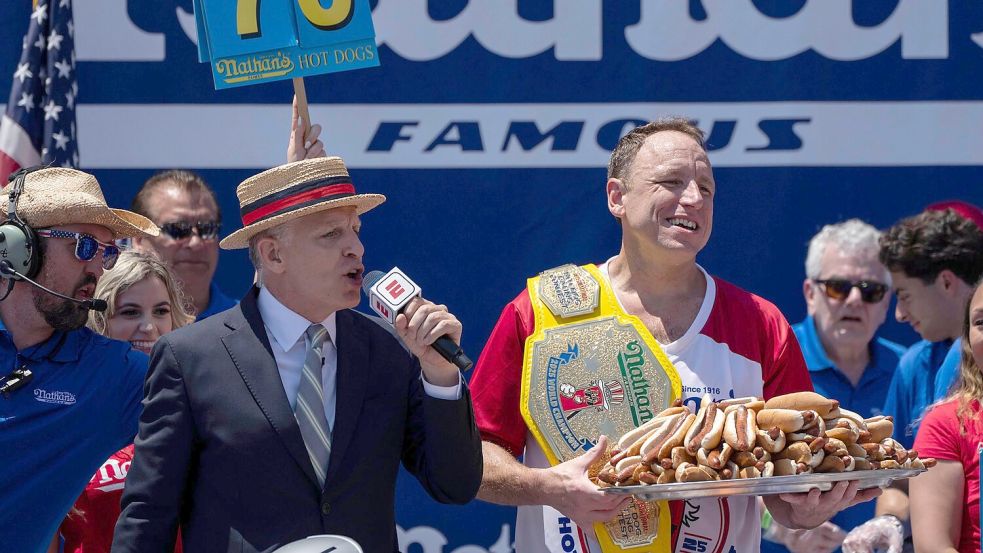 Joey Chestnut (r) schaffte das Comeback beim Hot-Dog-Wettessen, Foto: Yuki Iwamura/AP/dpa