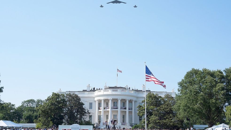 Mit einer Flugshow ehrt Trump die Piloten für ihren Angriff auf iranische Atomanlagen. Foto: Evan Vucci/AP/dpa