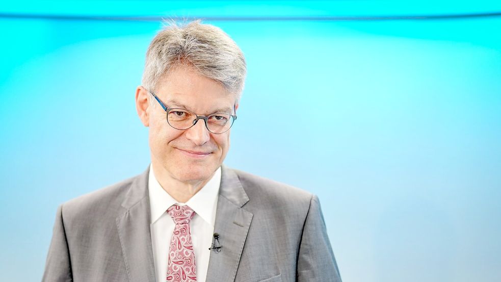 Cannabis am Steuer sieht Verkehrsminister Schnieder (CDU) kritisch. Foto: Kay Nietfeld/dpa