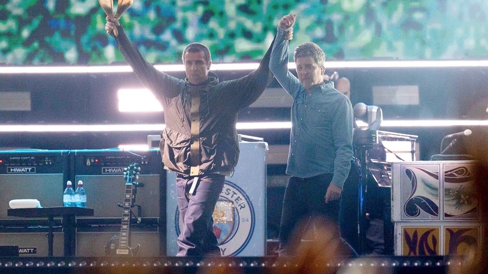 Endlich vereint: Liam und Noel Gallagher auf der Bühne. Foto: Scott A Garfitt/Invision/AP/dpa