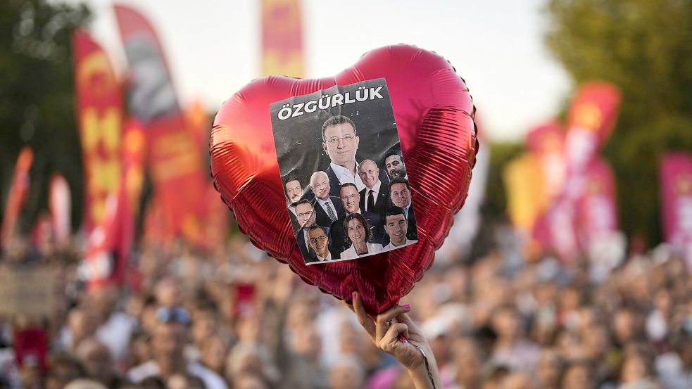 Immer wieder gibt es in der Türkei Demonstrationen für die Freilassung inhaftierter CHP-Politiker wie Ekrem Imamoglu. (Archivbild) Foto: Khalil Hamra/AP/dpa