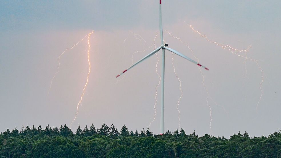 Schon am Samstag streiften erste Tiefausläufer den Norden. Foto: Patrick Pleul/dpa