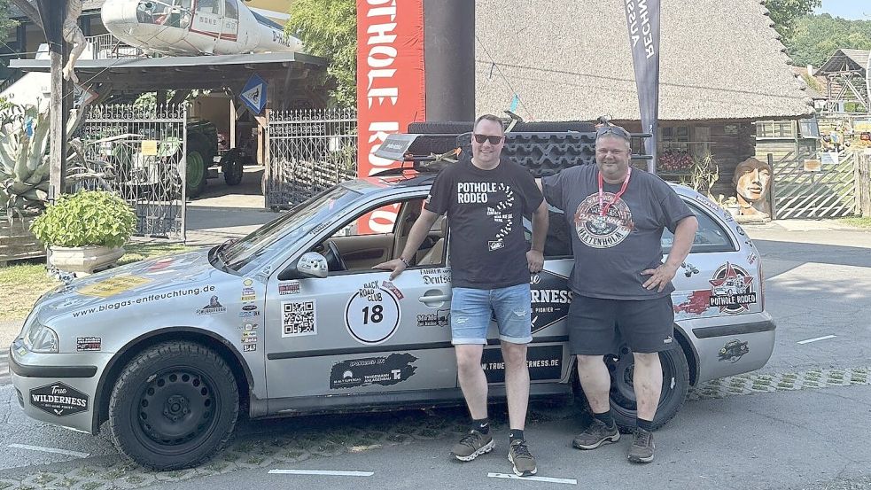 Geschafft: Nach fünf Tagen und rund 2500 Kilometern fuhren Dominik Tangemann (links) und Timo Martinez in der Nähe von Graz über die Ziellinie. Foto: Tangemann