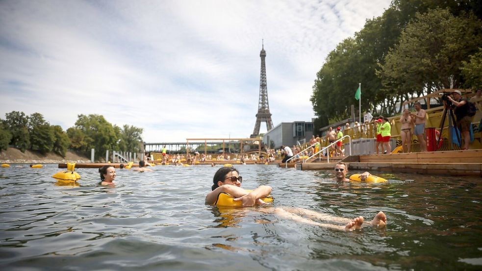 Menschen genießen das Wasser an der Badestelle Grenelle an der Seine in Paris. Foto: Thomas Padilla/AP/dpa