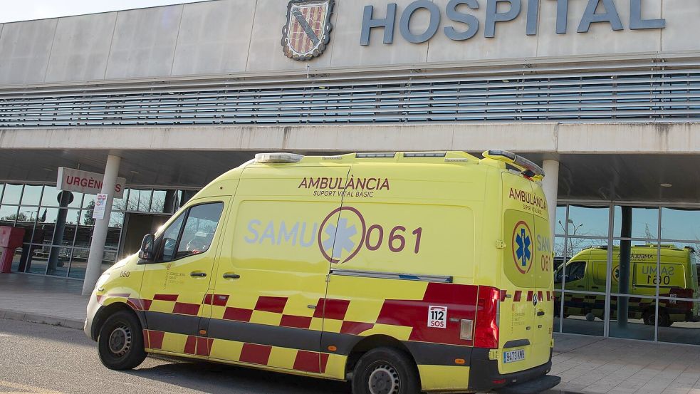 Ein junger Deutscher wurde nach einem Sturz vom Balkon im dritten Stock in kritischem Zustand in ein Krankenhaus auf Mallorca gebracht. Foto: Clara Margais/dpa