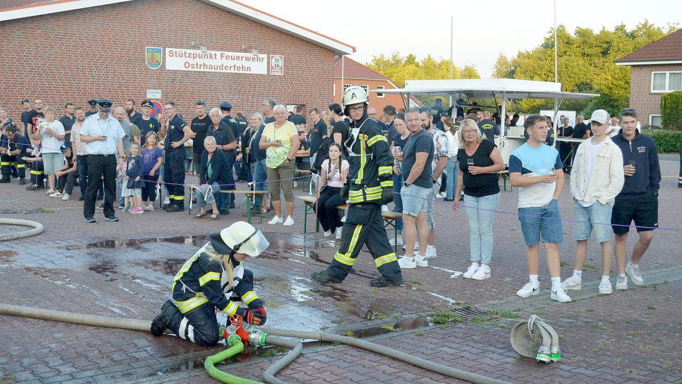 Der Wettkampfgruppe aus Collinghorst unterlief bei ihrer Übung ein Missgeschick: Der Schlauch zum Verteiler sprang ab. Die Kameraden hatten da aber auch schon einige Aufregung hinter sich. Foto: Holger Weers