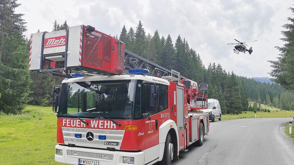 Ein Einsatzfahrzeug der Feuerwehr steht in der Nähe der Absturzstelle eines Kleinflugzeugs im Gemeindegebiet von Krimml. Foto: -/News5/dpa