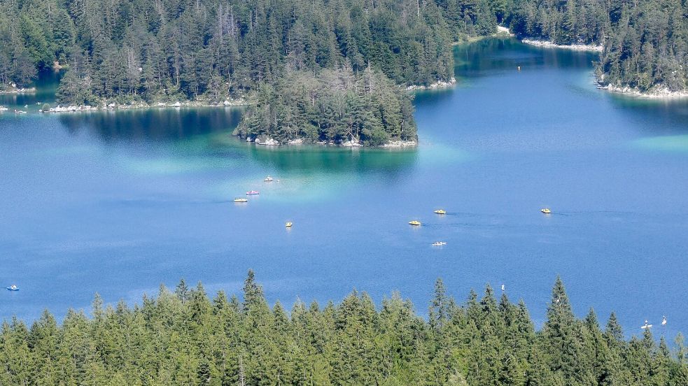 Im Eibsee sind ein Mann und sein Sohn untergegangen. (Symboldbild) Foto: Angelika Warmuth/dpa