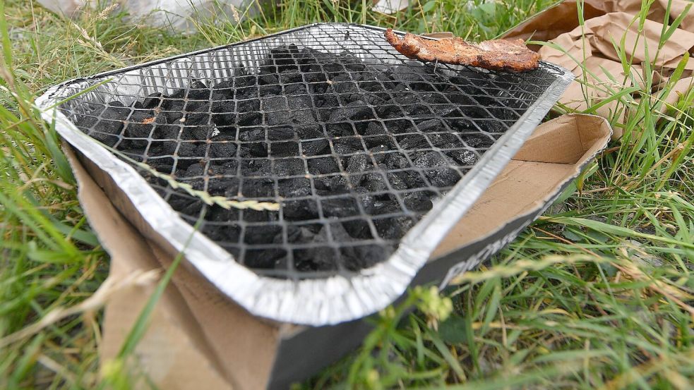 Der Absatz von Einweggrills hat stark zugenommen. (Archivbild) Foto: Hendrik Schmidt/dpa-Zentralbild/ZB