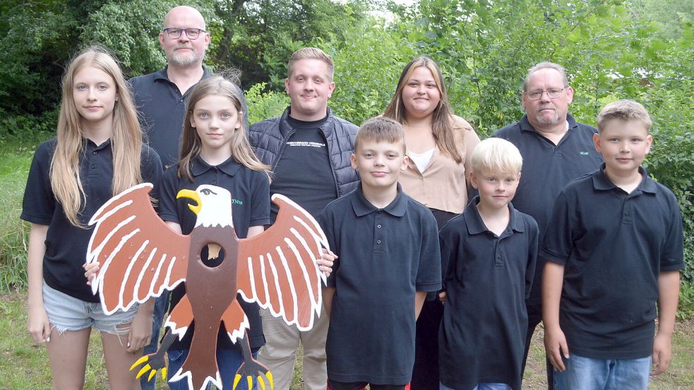 Das neue Königshaus des Schützenvereins Glansdorf setzt sich wie folgt zusammen: (hintere Reihe von links) Jens de Buhr, Lars Wiepkes (neuer Schützenkönig), Francesca Castellano und Rolf Wiepkes sowie (vordere Reihe von links) Marina Frobel, Mena Focken (neue Jugendkönigin), Andrew Haak, Malte Janssen (neuer Schülerkönig), Till Doberstein. Es fehlt Rika Focken. Foto: Holger Weers