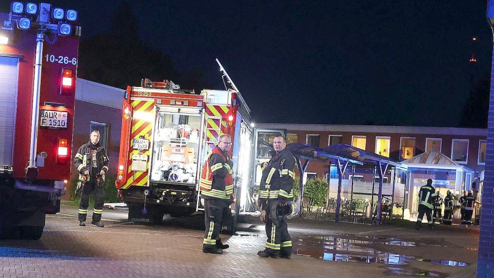 Die Feuerwehrleute hatten schon einen Hinweis auf den Brandort bekommen und trafen auf von den Mitarbeitern bereits evakuierte Stationen. Foto: Volker Altrock