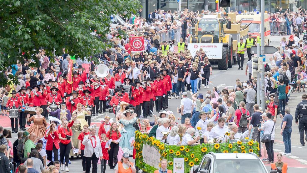 Teilnehmer gehen beim Schützenausmarsch in der Innenstadt. Foto: Julian Stratenschulte/dpa
